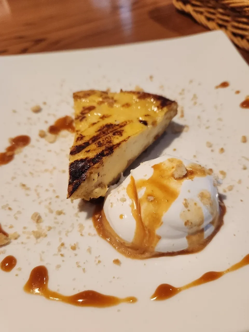 ベイクドプリンケーキ。ホイップクリームとキャラメルソースを添えて
