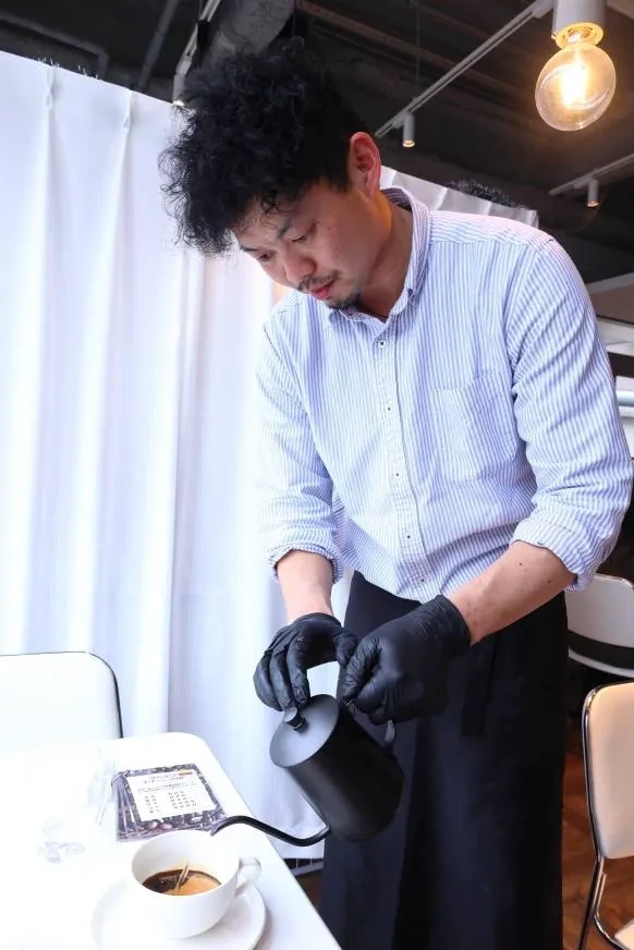ハンドドリップでコーヒーを淹れる Givers Cafe の店主