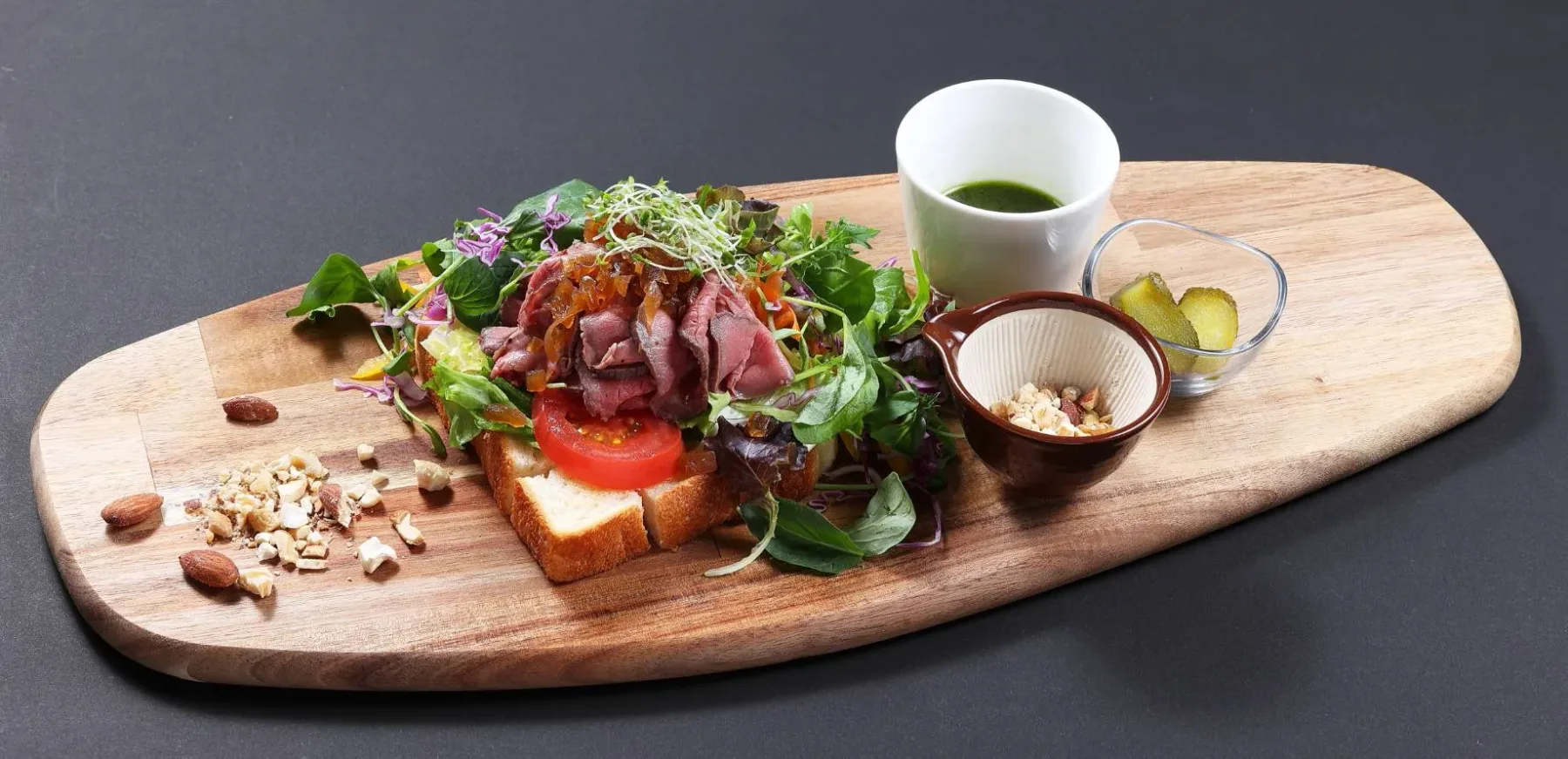 ローストビーフのオープンサンド。葉野菜とオニオンソースを重ねた一皿